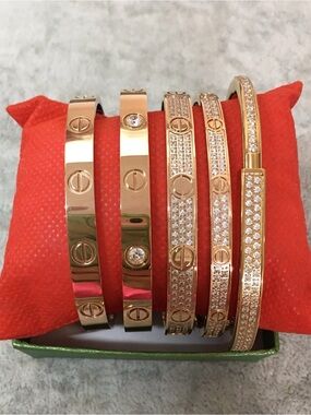 Rose Gold Screw Motif Bangle